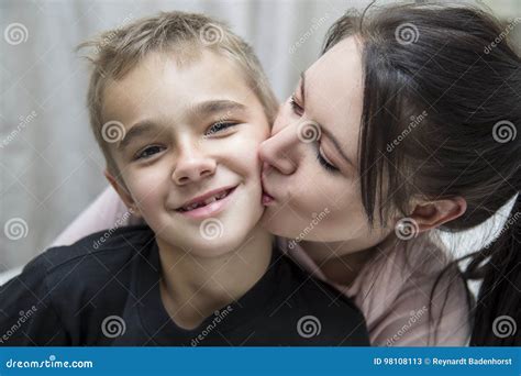 tukif mere fils|Jeune Fils Baiser Mère Dans Son Lit Le Matin .